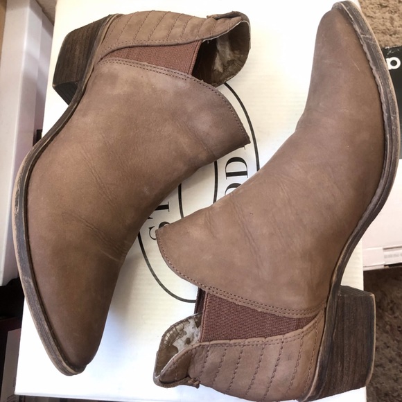 Steve Madden Ayce Chelsea Boot - Picture 4 of 8